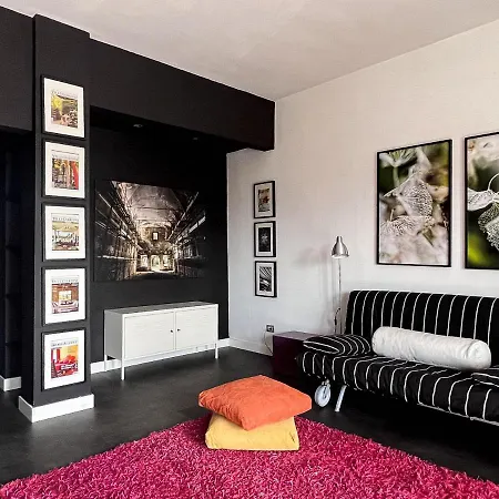 Mura Di Elegant Penthouse With Balcony Apartment